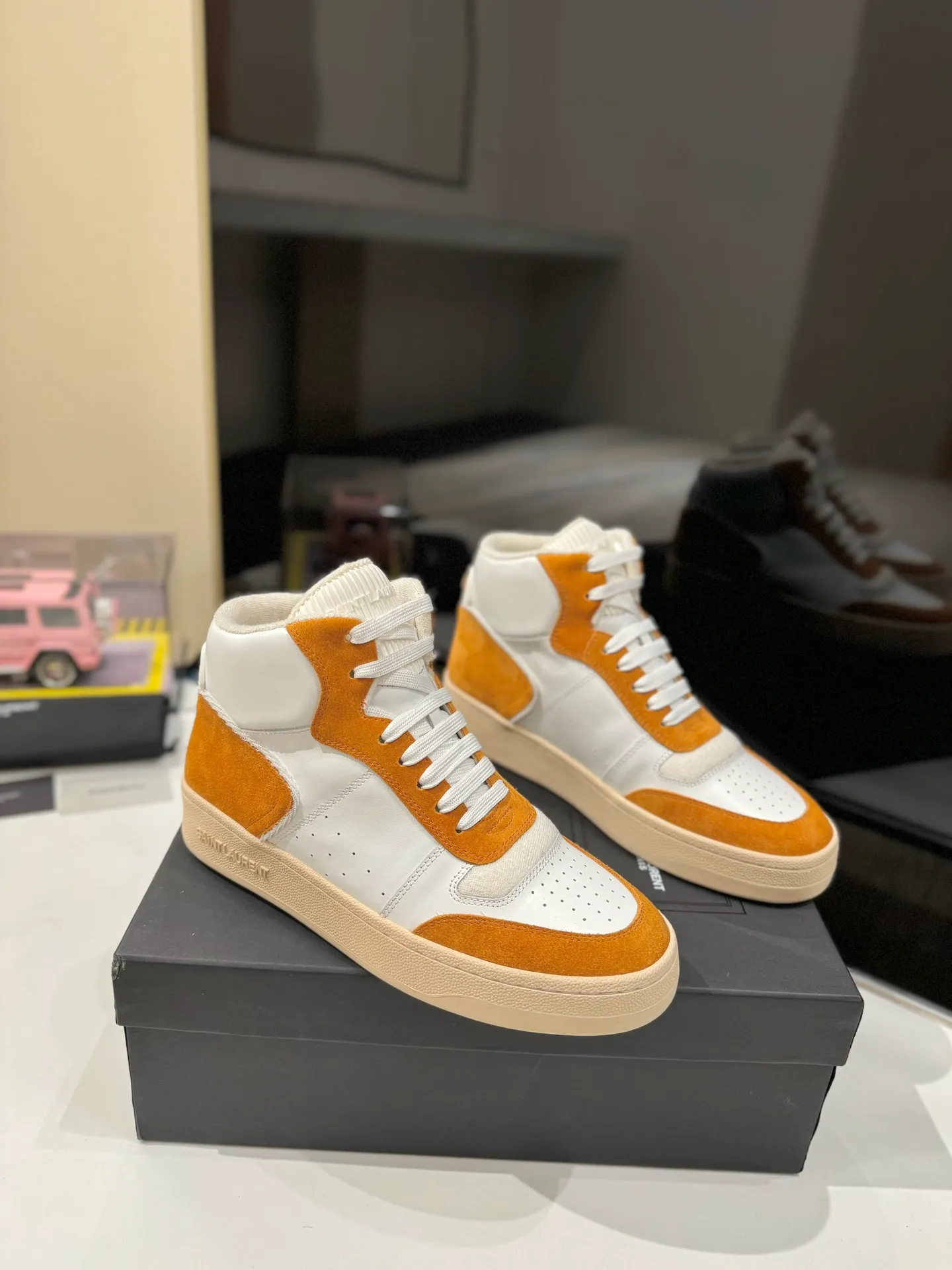 👟👟Ex-factory price 680👟👟 [High version for couples] YSL SAINT LAURENT Yves Saint Laurent SL61, the latest popular casual series in spring and summer...👍👍 Yves Saint Laurent SL61, original purchase, 1:1 replica, fresh blood injection and casual retro design, super good-looking and versatile, the upper is made of cowhide punching and splicing, the upper is super soft , lightweight and comfortable to match with sweatshirts, it is recommended to have one pair in each hand😁 ✅Fabric: Original customized cowhide ➕Punching process ➕Last process ✅Inner lining: Original towel lining ✅Feet: Original customized cowhide ✅Outsole: Original molded two-color bottom ✅Packaging: Original full set of packaging ✅Code number: 35-46 (Female 41.42. Male 38.45.46 Customized, non-returnable)